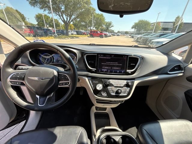 Used 2023 Chrysler Pacifica Touring-L FWD image 16