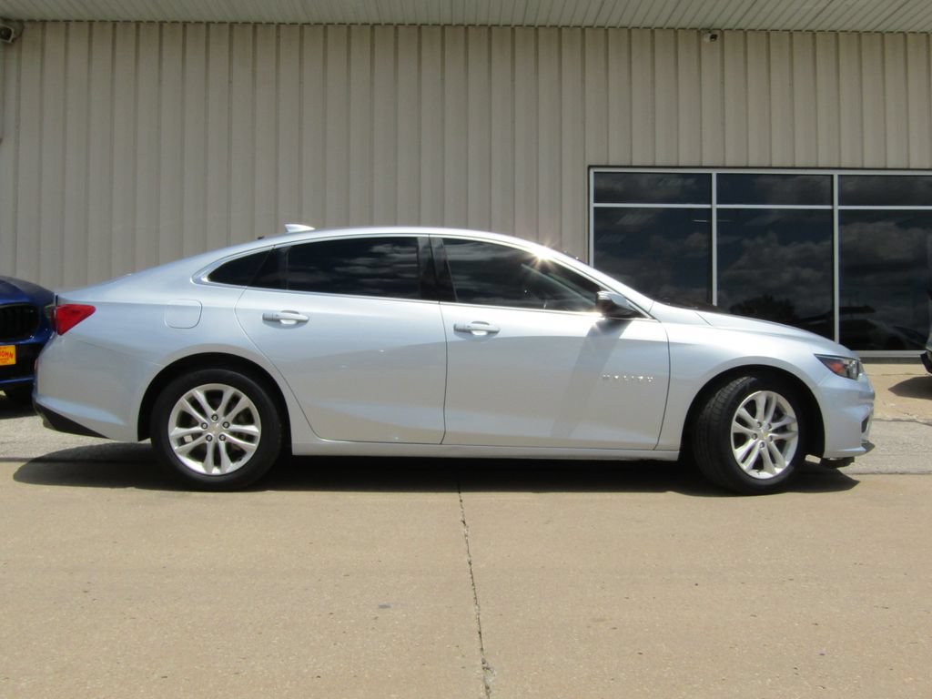 Used 2018 Chevrolet Malibu LT FWD image 2