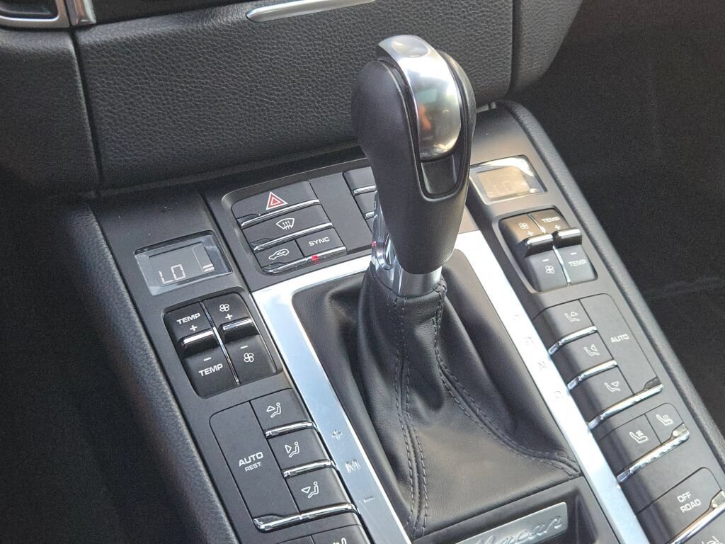 Used 2015 Porsche Macan Turbo AWD/4WD image 27
