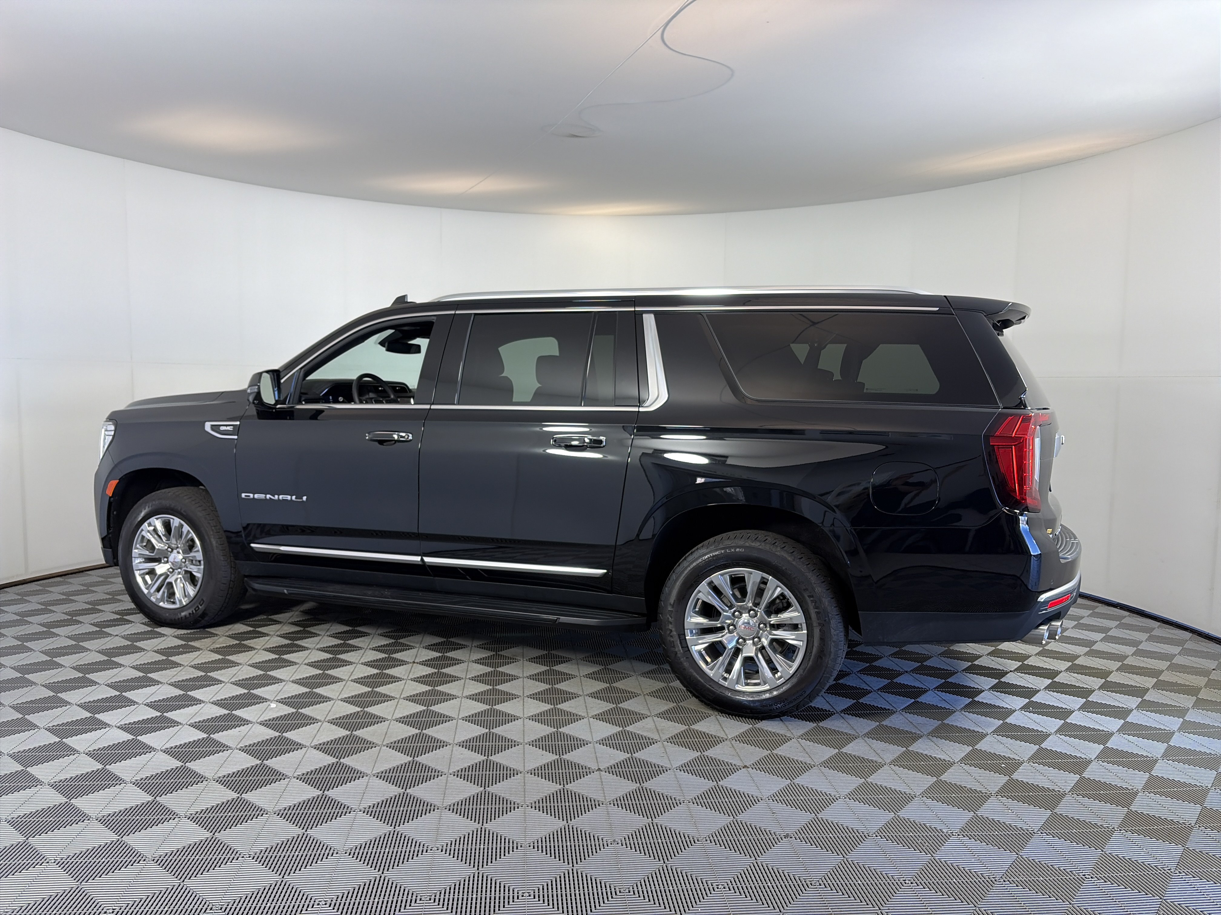 Certified 2024 GMC Yukon XL Denali w/ Max Trailering Package AWD/4WD image 9