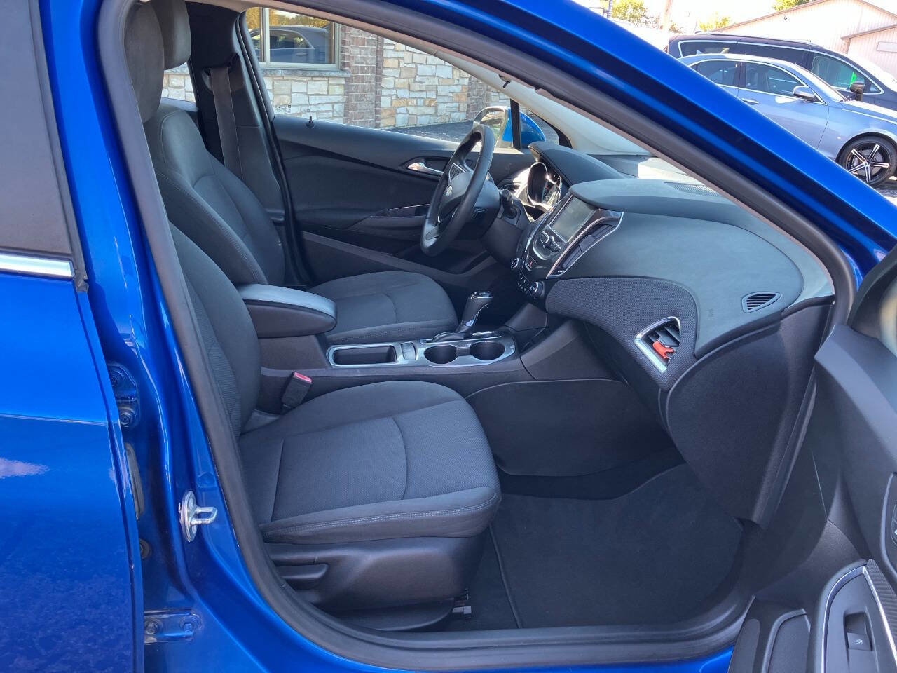 Used 2017 Chevrolet Cruze LT w/ Convenience Package image 14