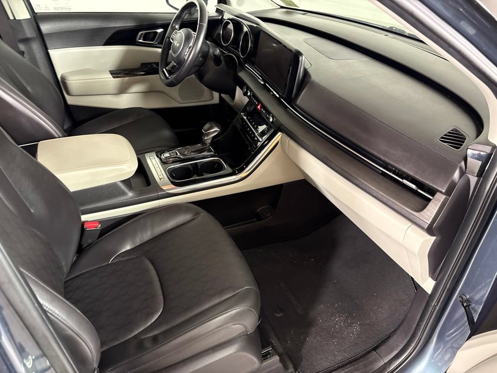 Used 2023 Kia Carnival EX FWD image 15
