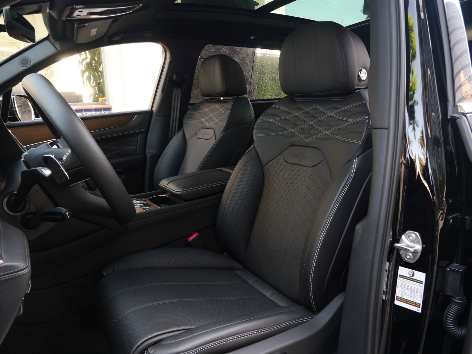 Used 2023 Bentley Bentayga Extended Wheelbase AWD/4WD image 17