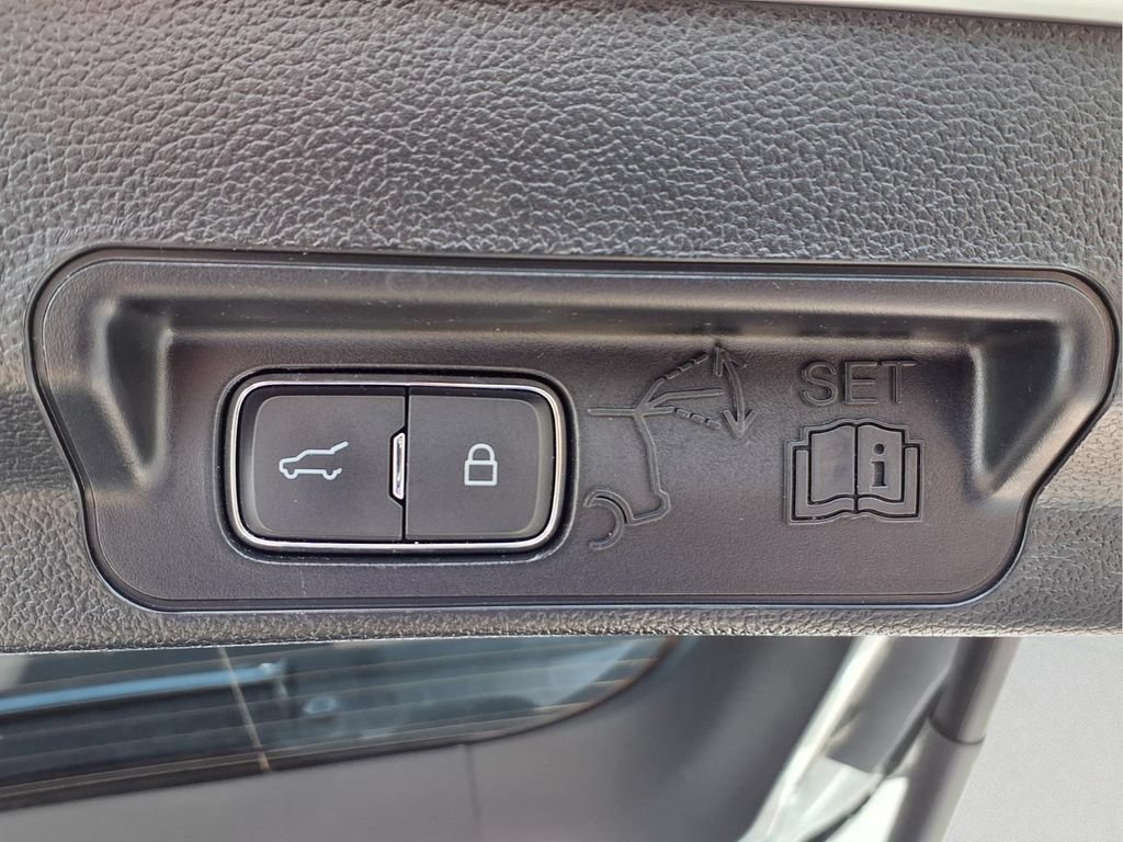 Used 2023 Ford Explorer XLT w/ Equipment Group 202A AWD/4WD image 22