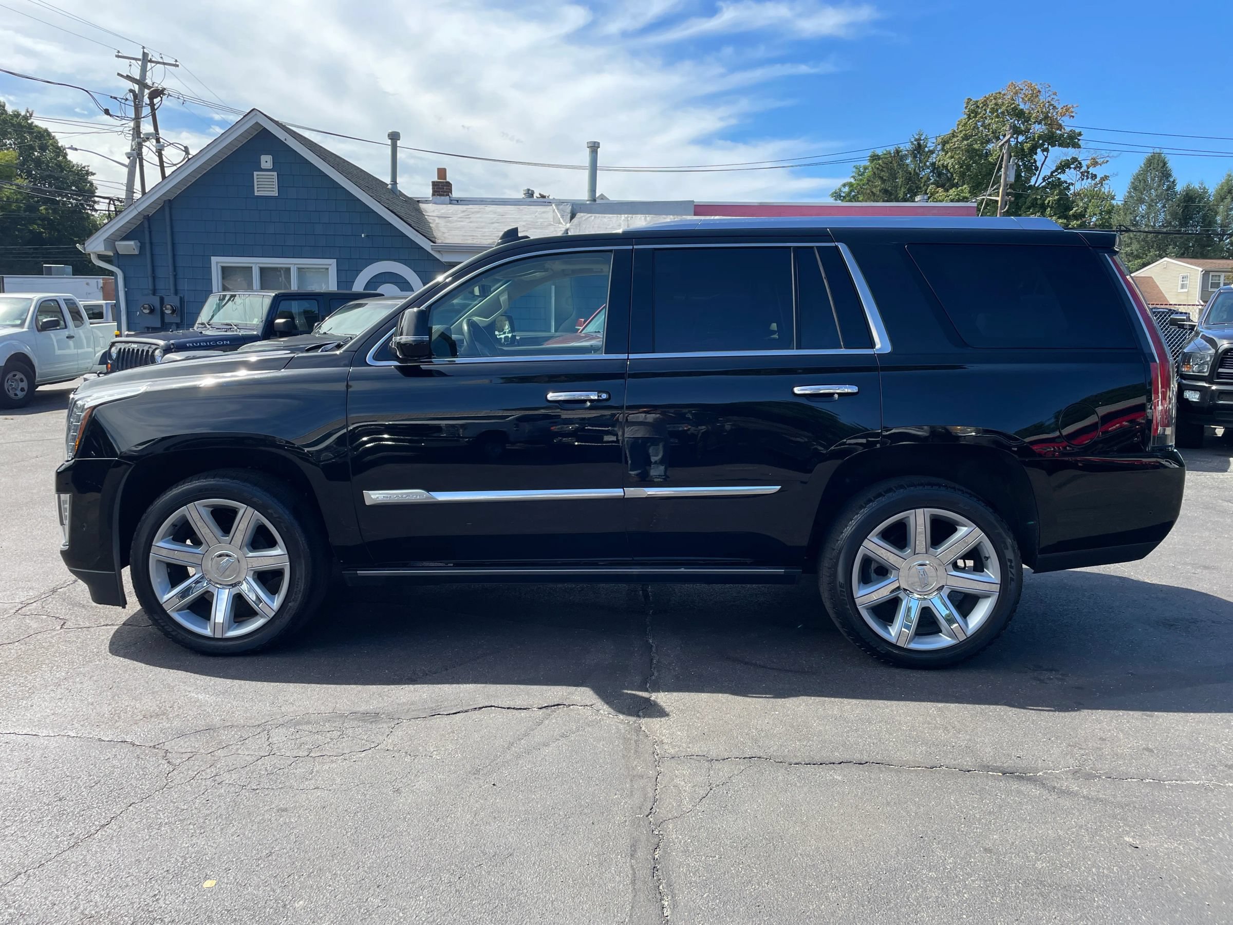 Used 2017 Cadillac Escalade Premium Luxury AWD/4WD image 2