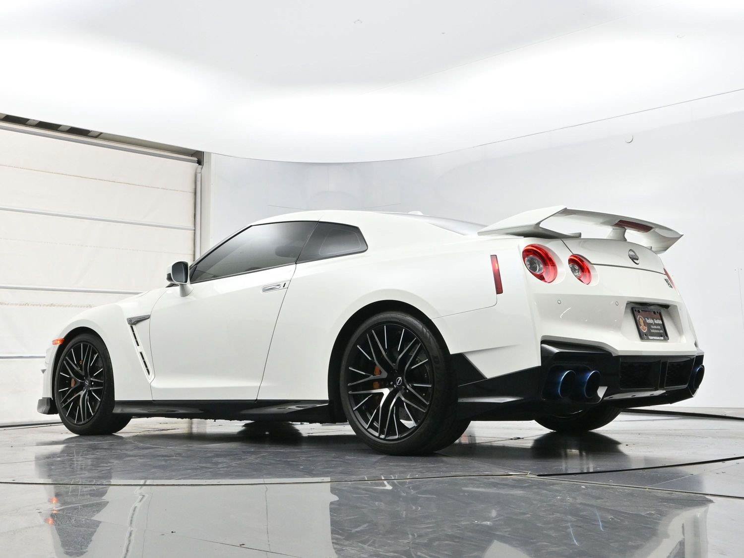 Certified 2024 Nissan GT-R Premium w/ Premium Interior Package AWD/4WD image 36