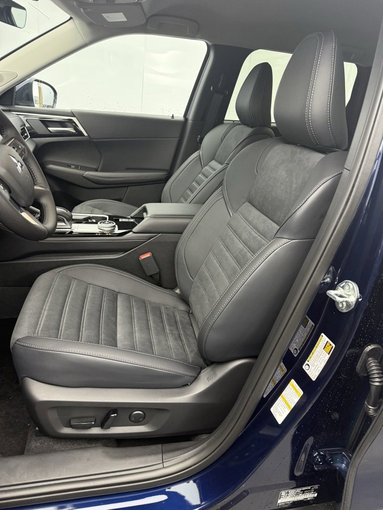 New 2025 Mitsubishi Outlander SE image 13