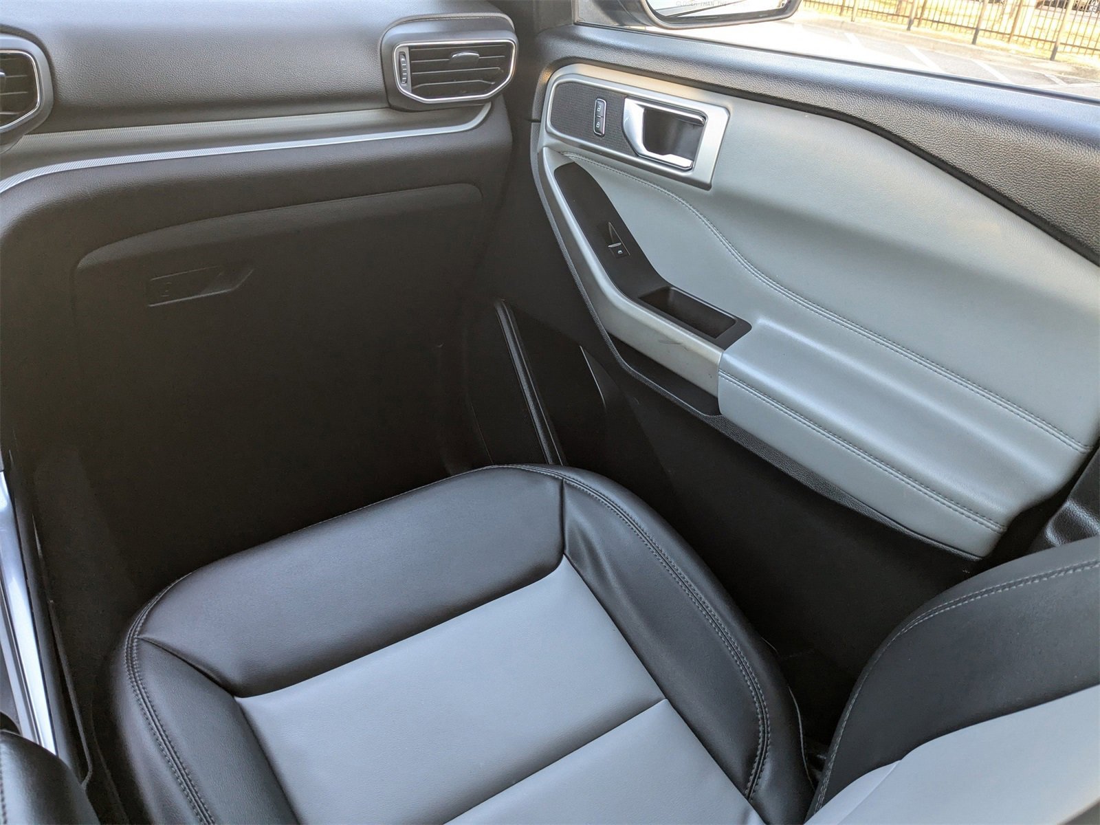 Used 2022 Ford Explorer XLT w/ Equipment Group 202A image 19