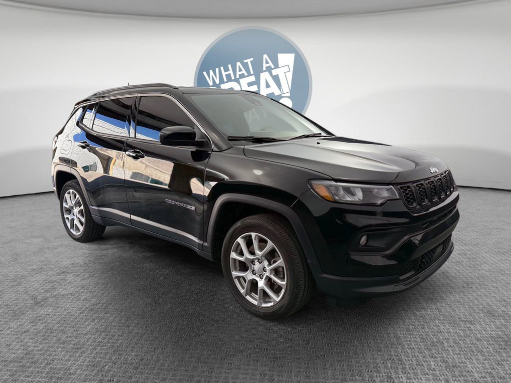 Used 2024 Jeep Compass Latitude AWD/4WD image 1