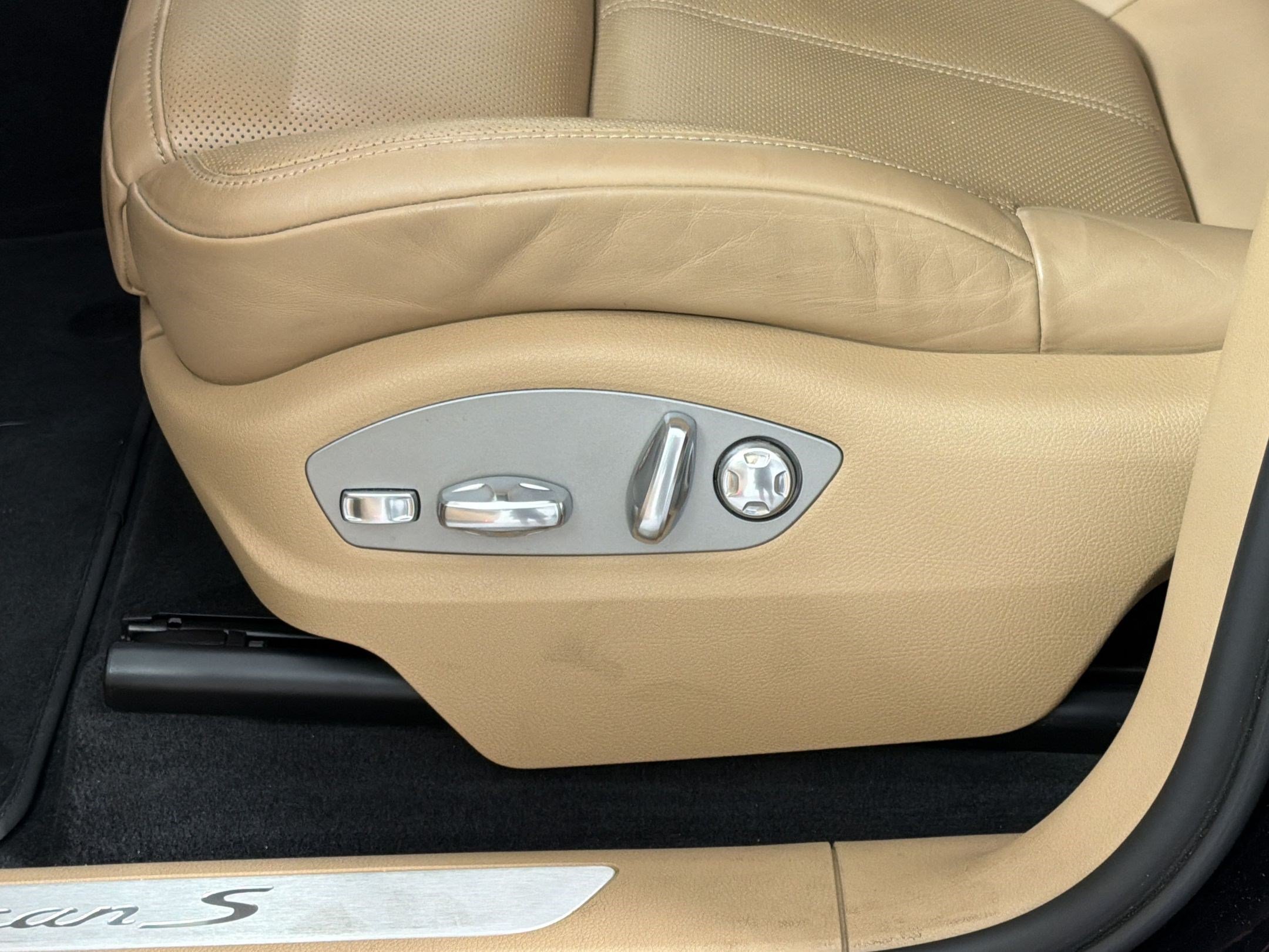 Certified 2024 Porsche Macan S AWD/4WD image 16