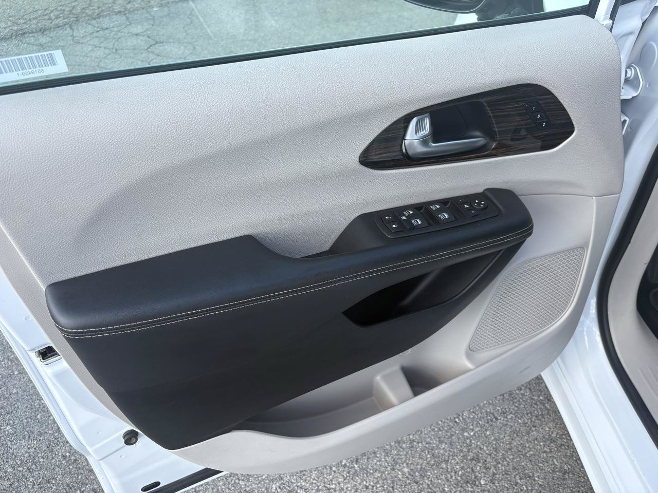 Used 2024 Chrysler Pacifica Limited FWD image 11