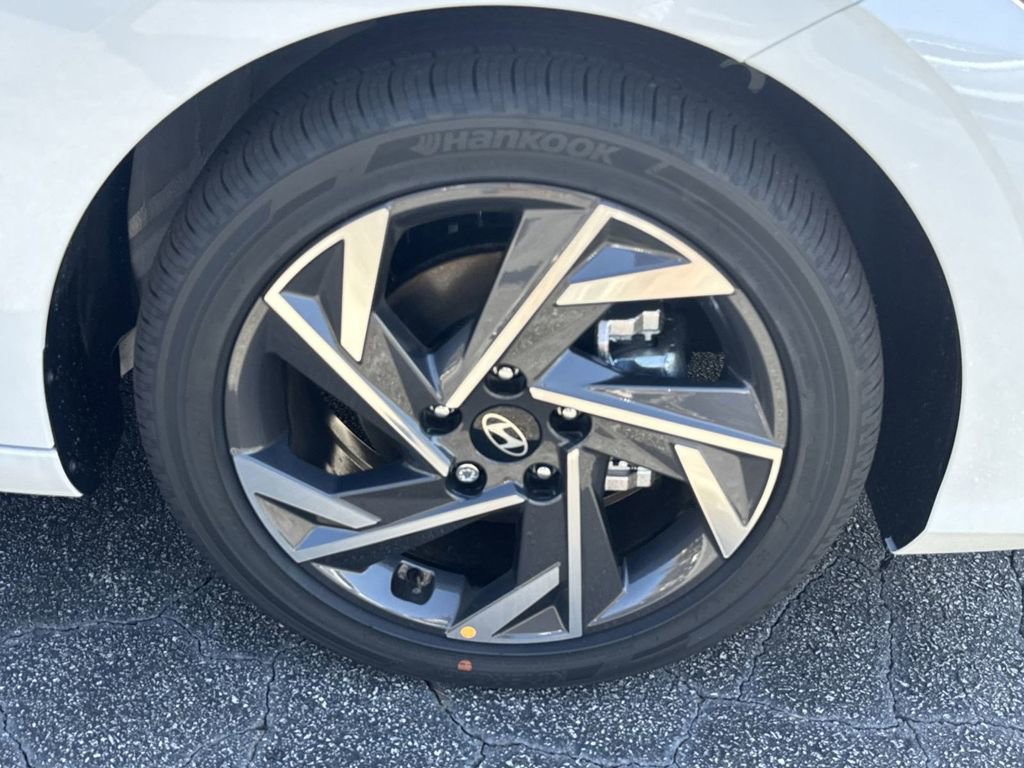 New 2025 Hyundai Elantra SEL FWD image 12