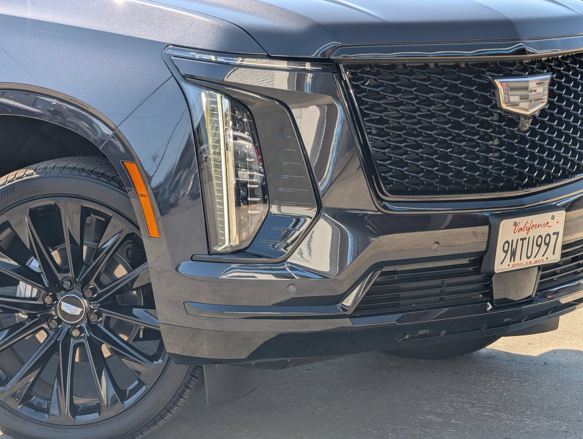 Used 2026 Cadillac Escalade Platinum Sport w/ LPO, ONYX Package AWD/4WD image 3