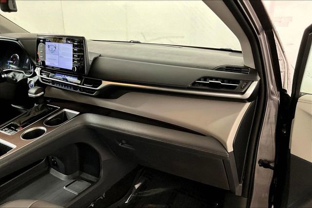 Used 2021 Toyota Sienna XLE image 16