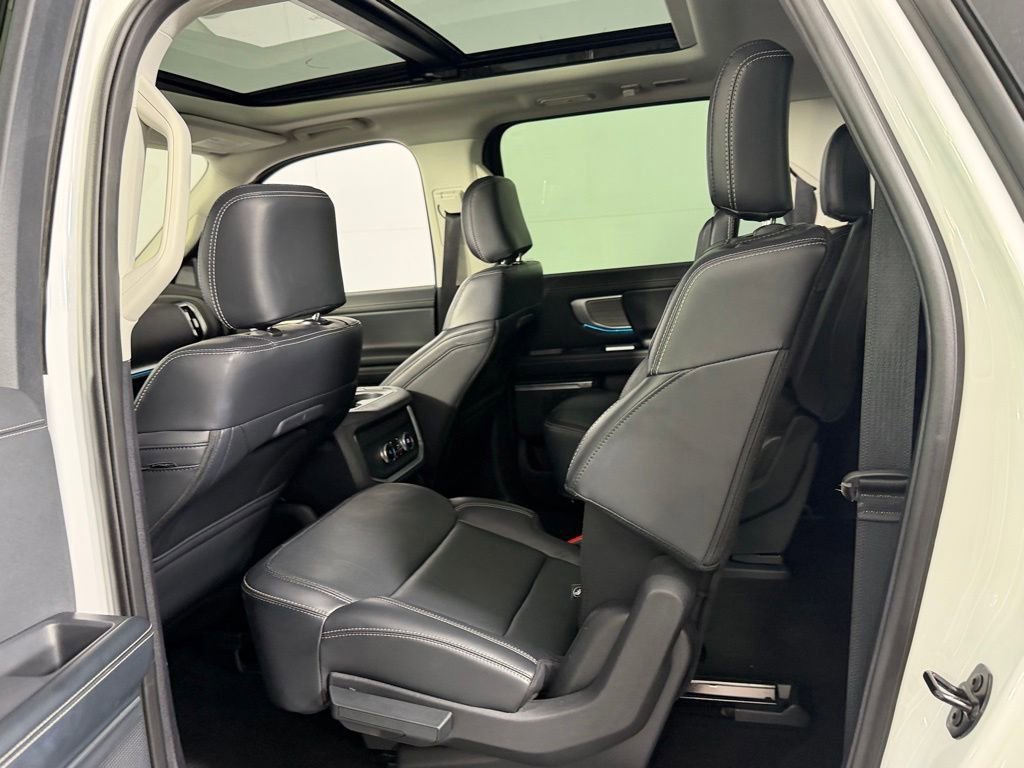 Used 2025 Ford Expedition Platinum w/ Driver's Package AWD/4WD image 24