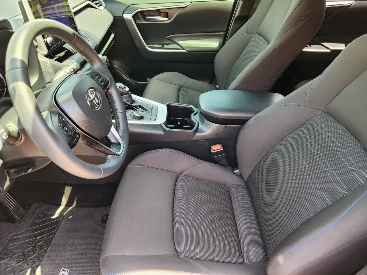 Used 2024 Toyota RAV4 SE w/ Convenience Package AWD/4WD image 10