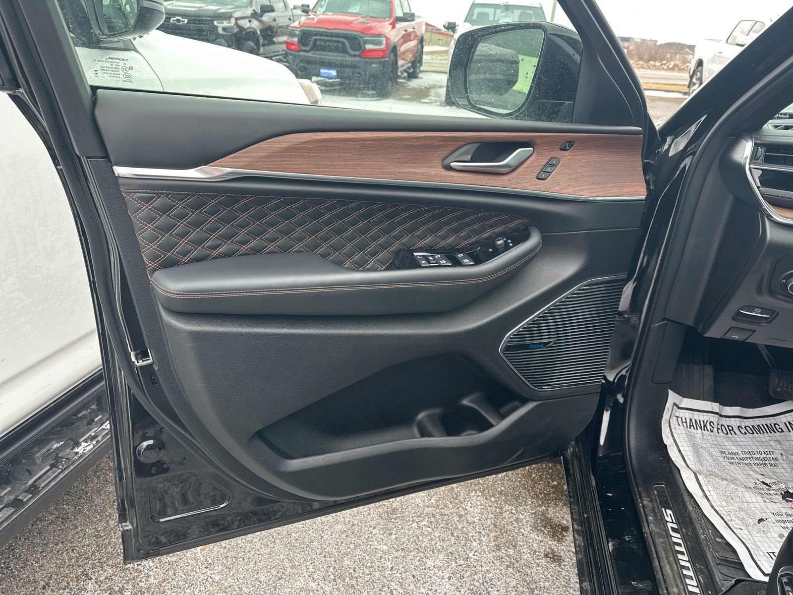 Used 2024 Jeep Grand Cherokee Summit w/ Luxury Tech Group V image 17