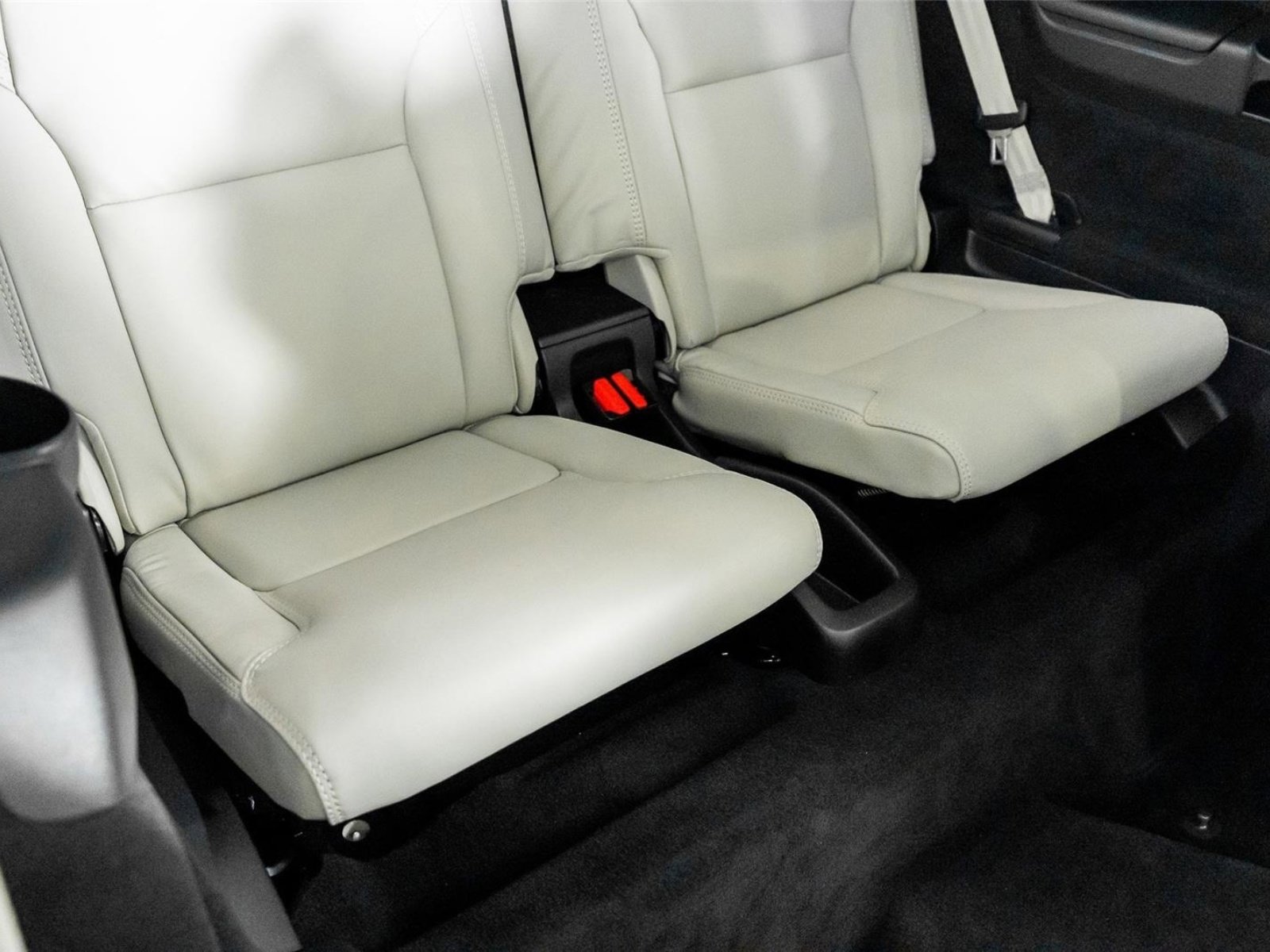 Used 2025 Volvo XC90 B6 Ultra w/ Protection Package Premier image 33