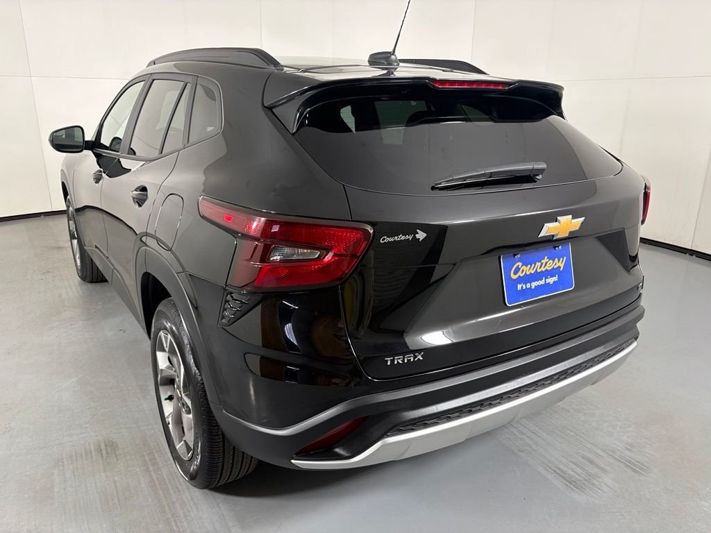 Used 2025 Chevrolet Trax LT FWD image 6