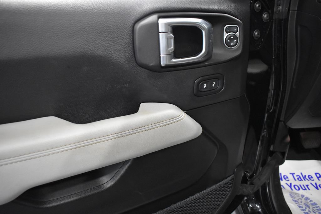 Used 2022 Jeep Wrangler Unlimited Sahara AWD/4WD image 15