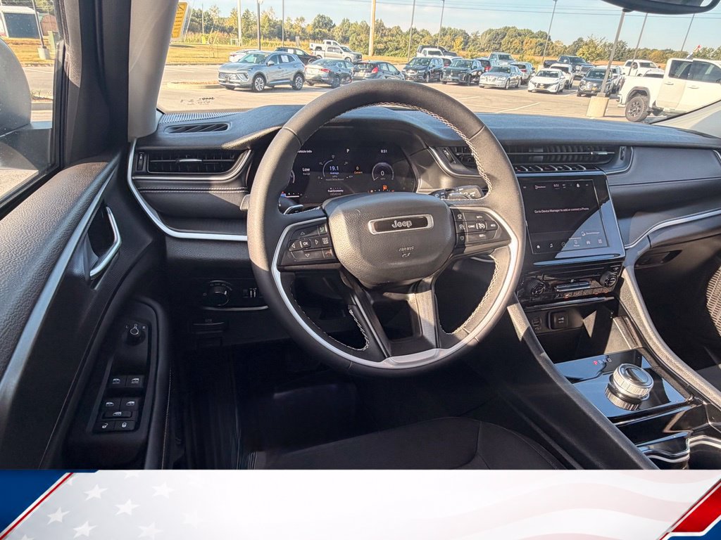 Used 2023 Jeep Grand Cherokee Laredo AWD/4WD image 15