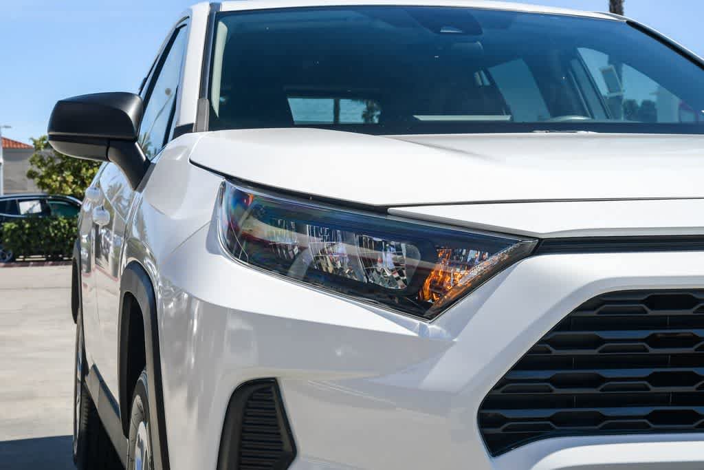 Used 2022 Toyota RAV4 LE FWD image 4