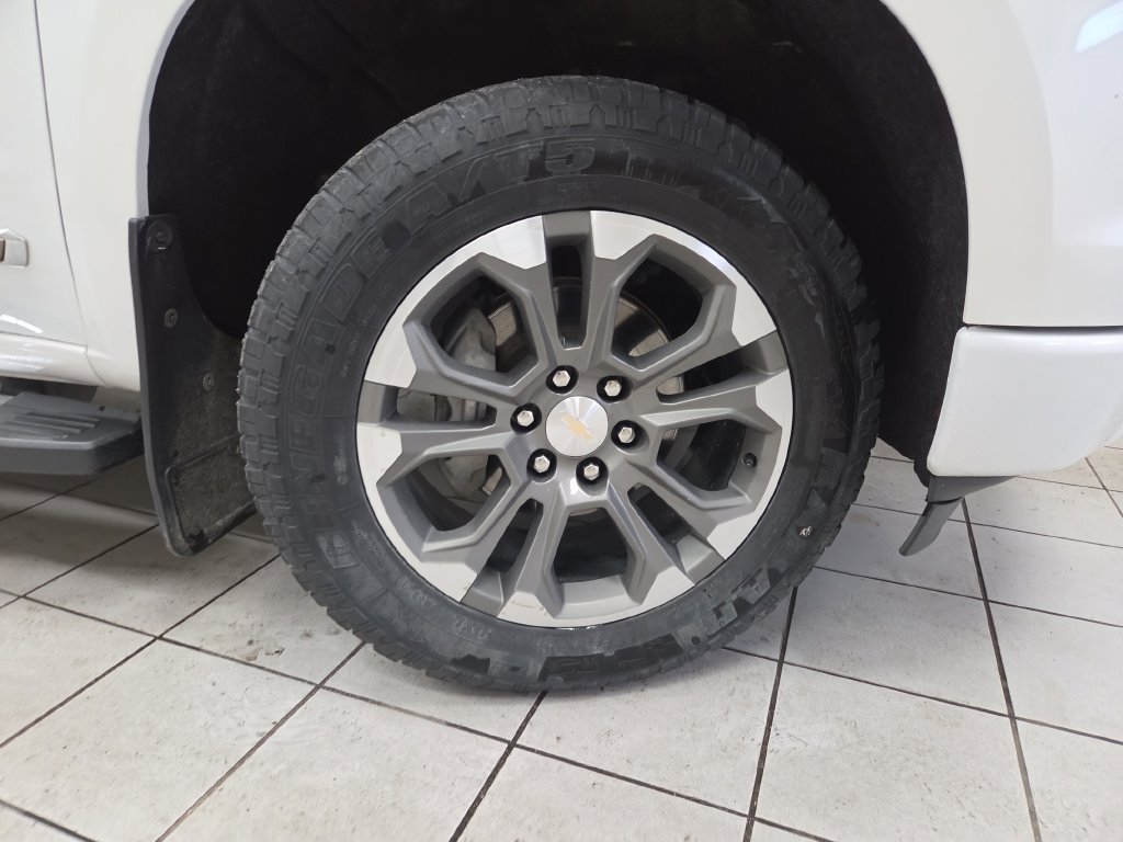 Used 2022 Chevrolet Silverado 1500 High Country w/ Technology Package AWD/4WD image 9
