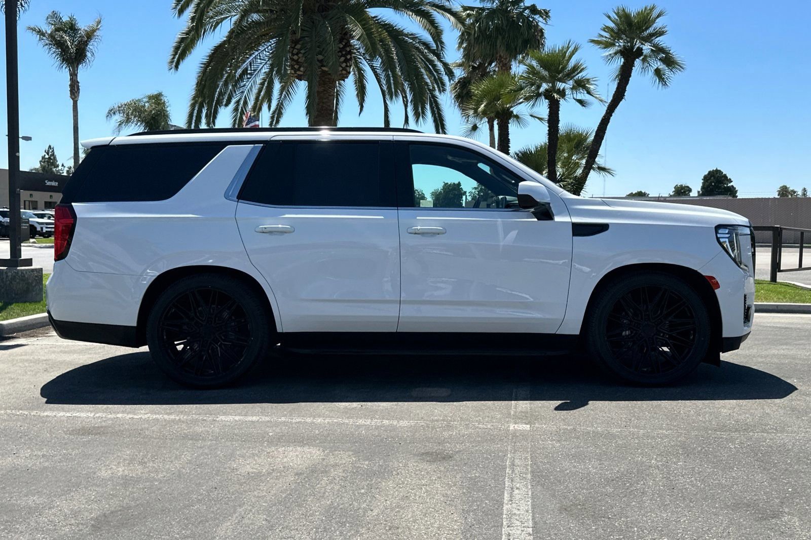 Used 2022 GMC Yukon SLE w/ Gmc Pro Safety Plus Package RWD image 3