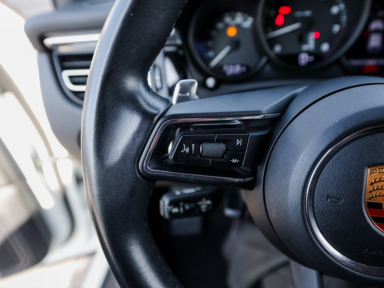 Certified 2023 Porsche Macan image 17