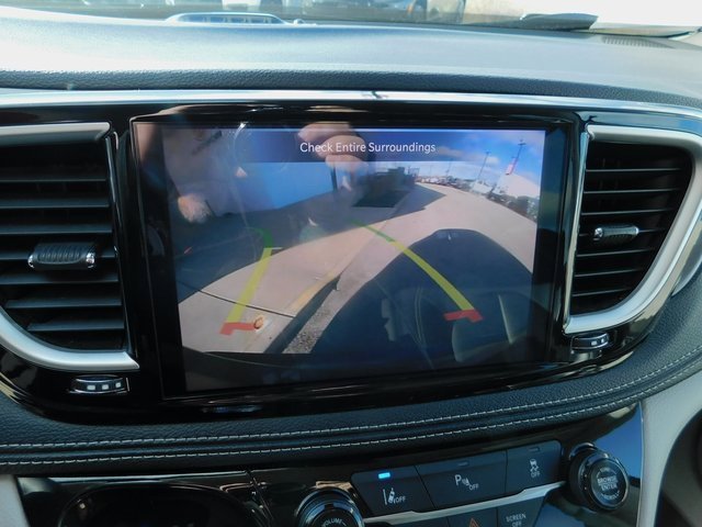 Used 2024 Chrysler Pacifica Select image 32