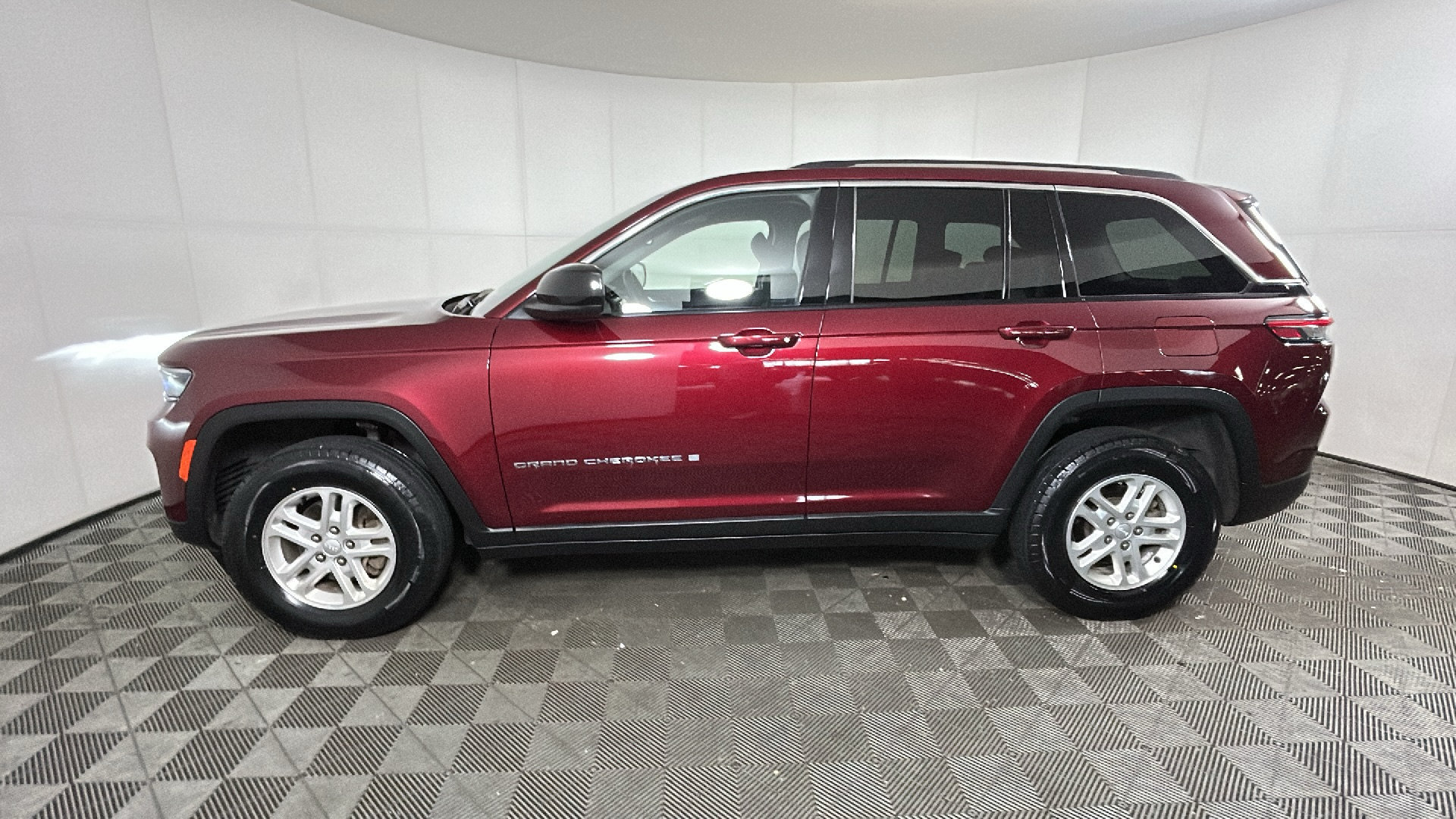 Used 2023 Jeep Grand Cherokee Laredo w/ Luxury Tech Group I AWD/4WD image 7