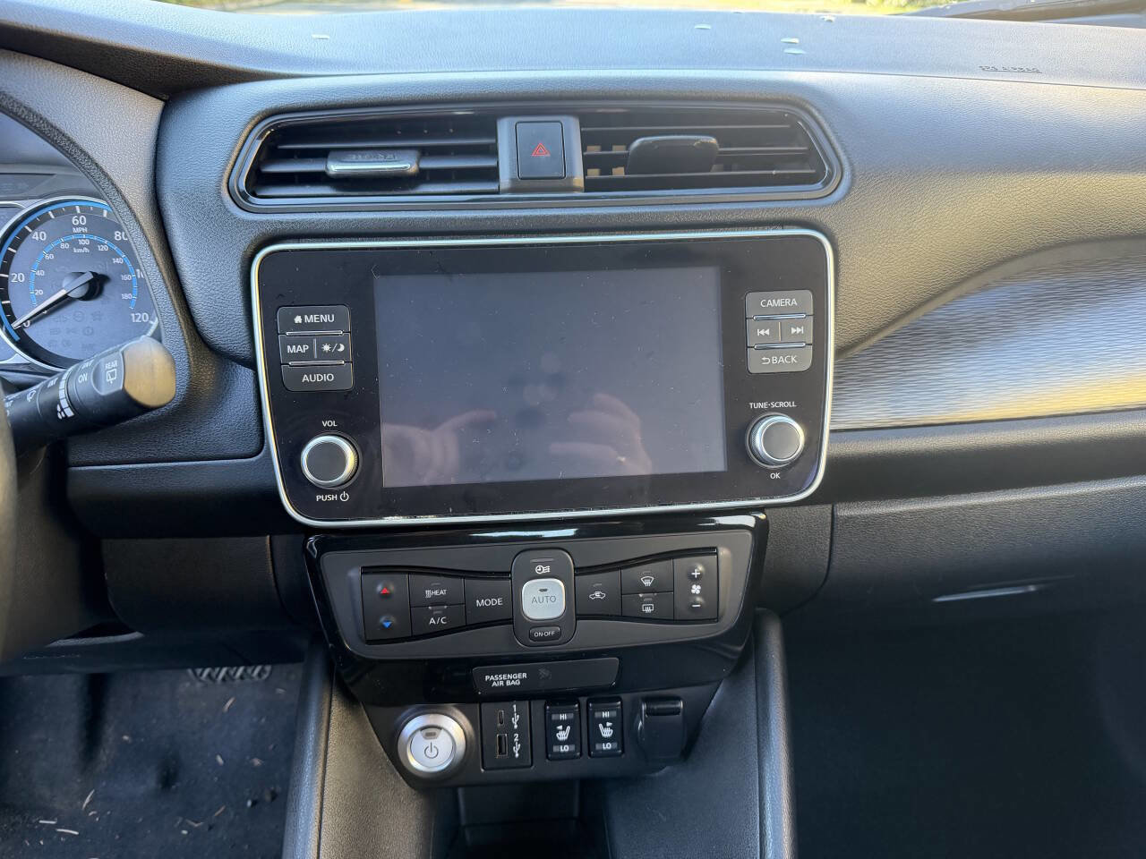 Used 2020 Nissan Leaf SV w/ SV Technology Package image 16