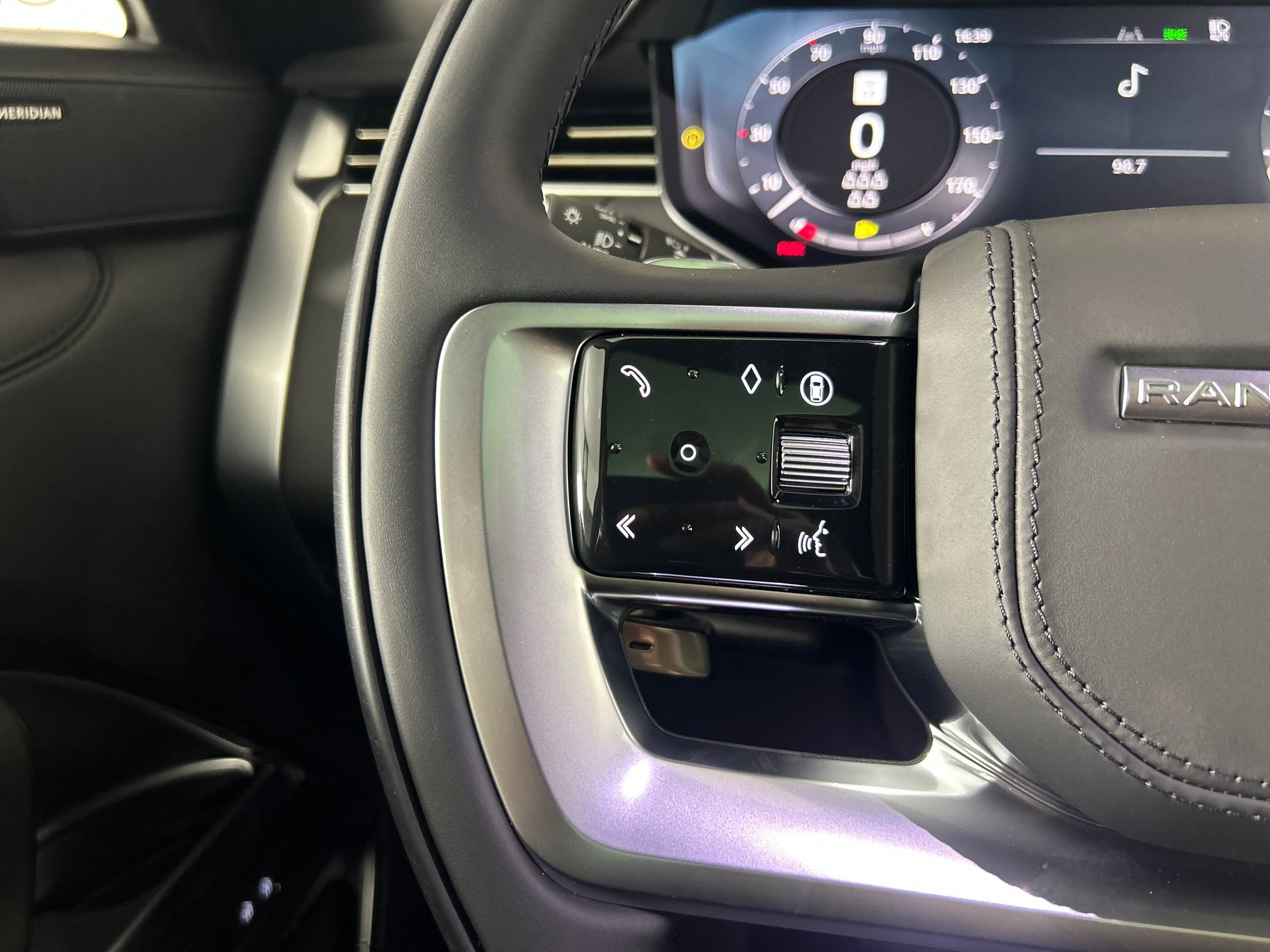 New 2025 Land Rover Range Rover Long Wheelbase SE image 14