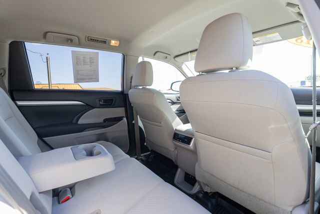 Used 2018 Toyota Highlander LE AWD/4WD image 16