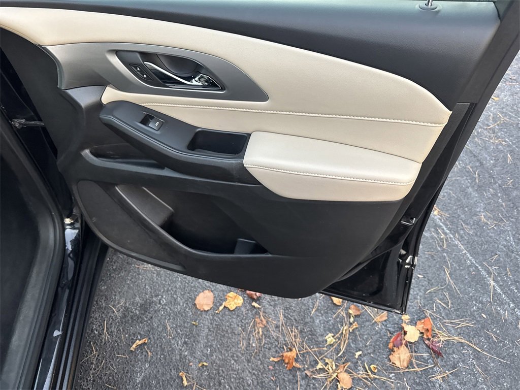 Used 2022 Chevrolet Traverse LS image 16