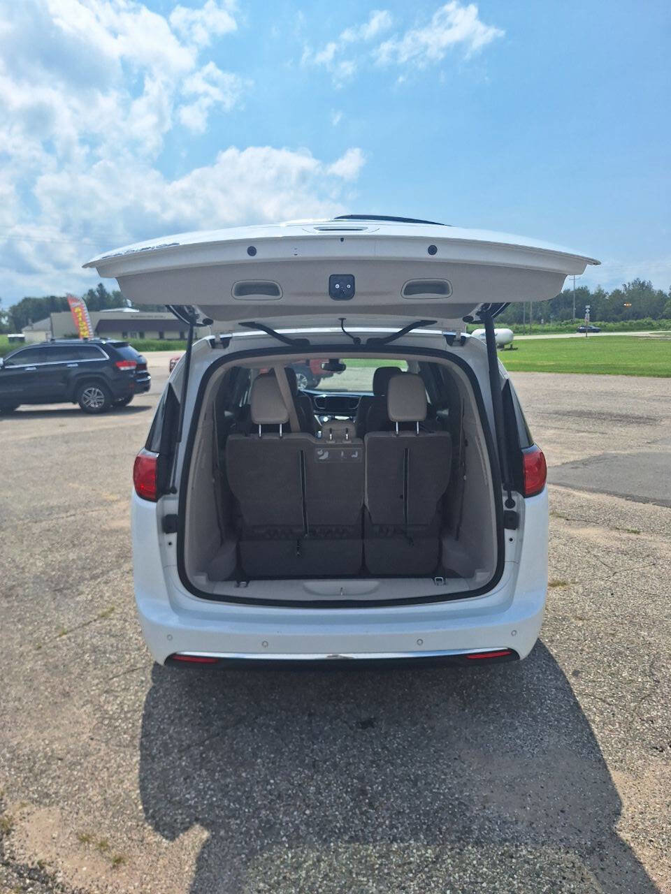 Used 2020 Chrysler Pacifica Touring-L image 6