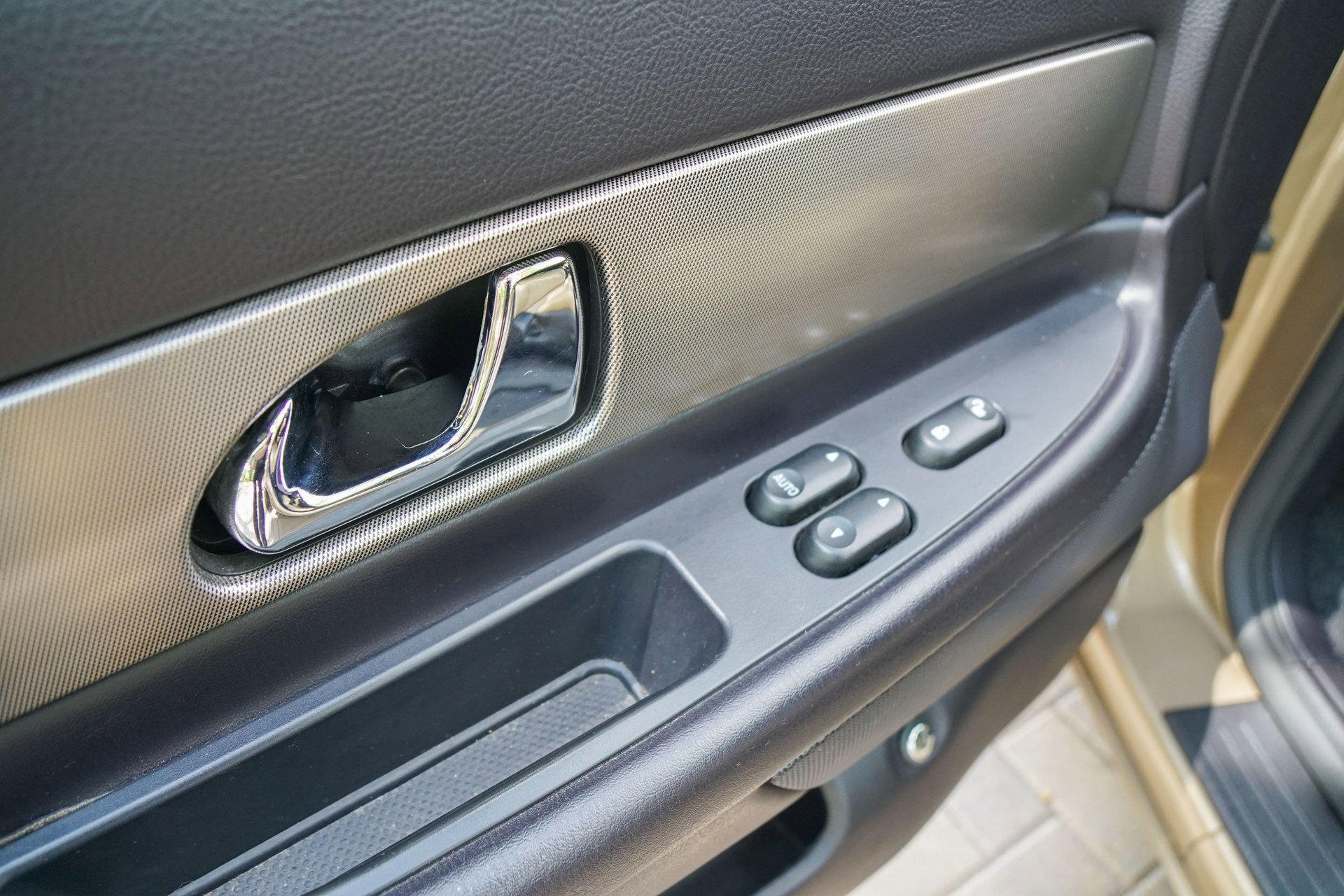 Used 2005 Ford Thunderbird 50th Anniversary RWD image 24
