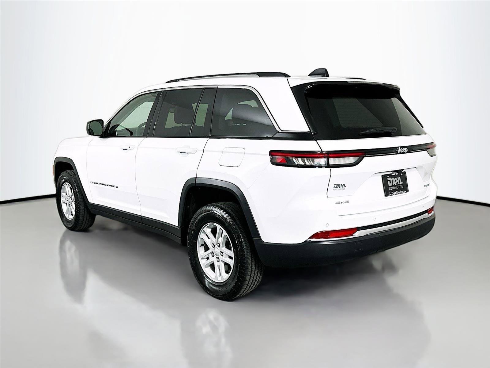 Used 2023 Jeep Grand Cherokee Laredo w/ Luxury Tech Group I image 10