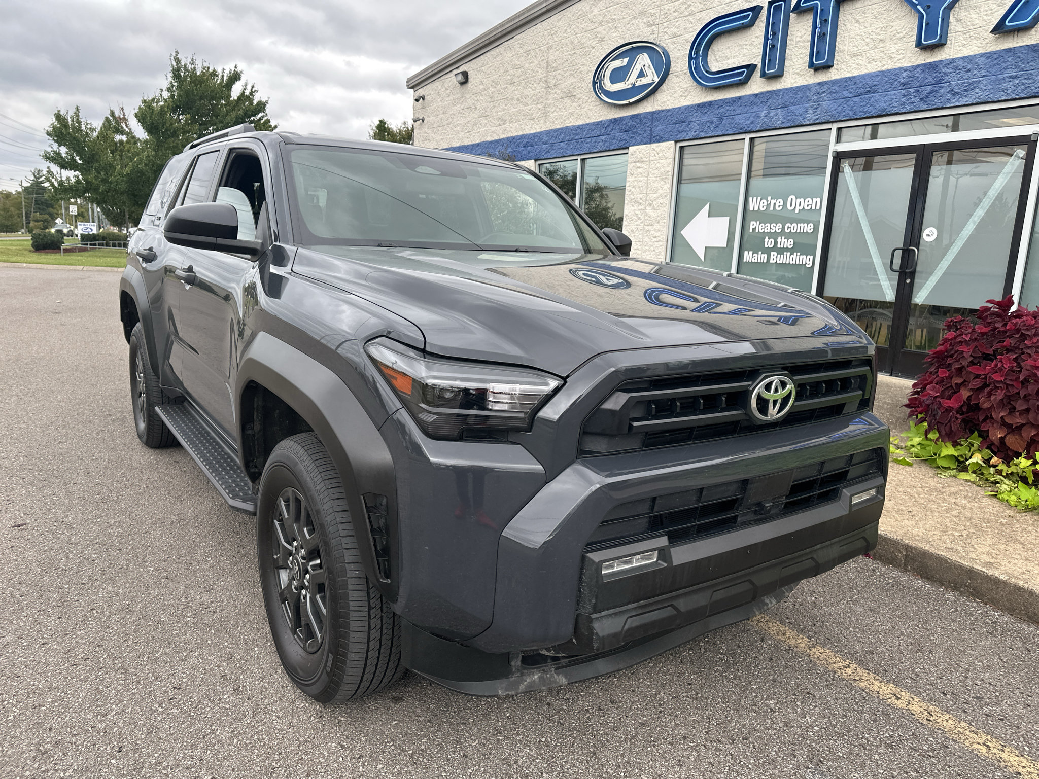 Used 2025 Toyota 4Runner SR5 AWD/4WD image 2