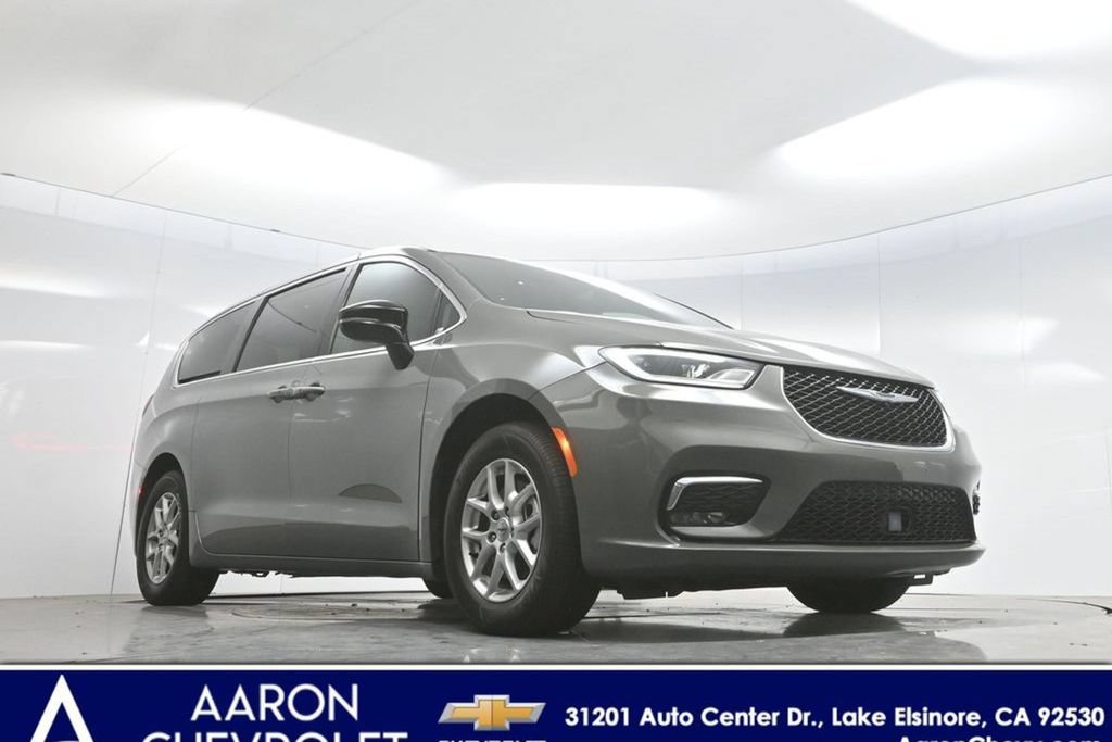 Used 2025 Chrysler Pacifica Select FWD image 2