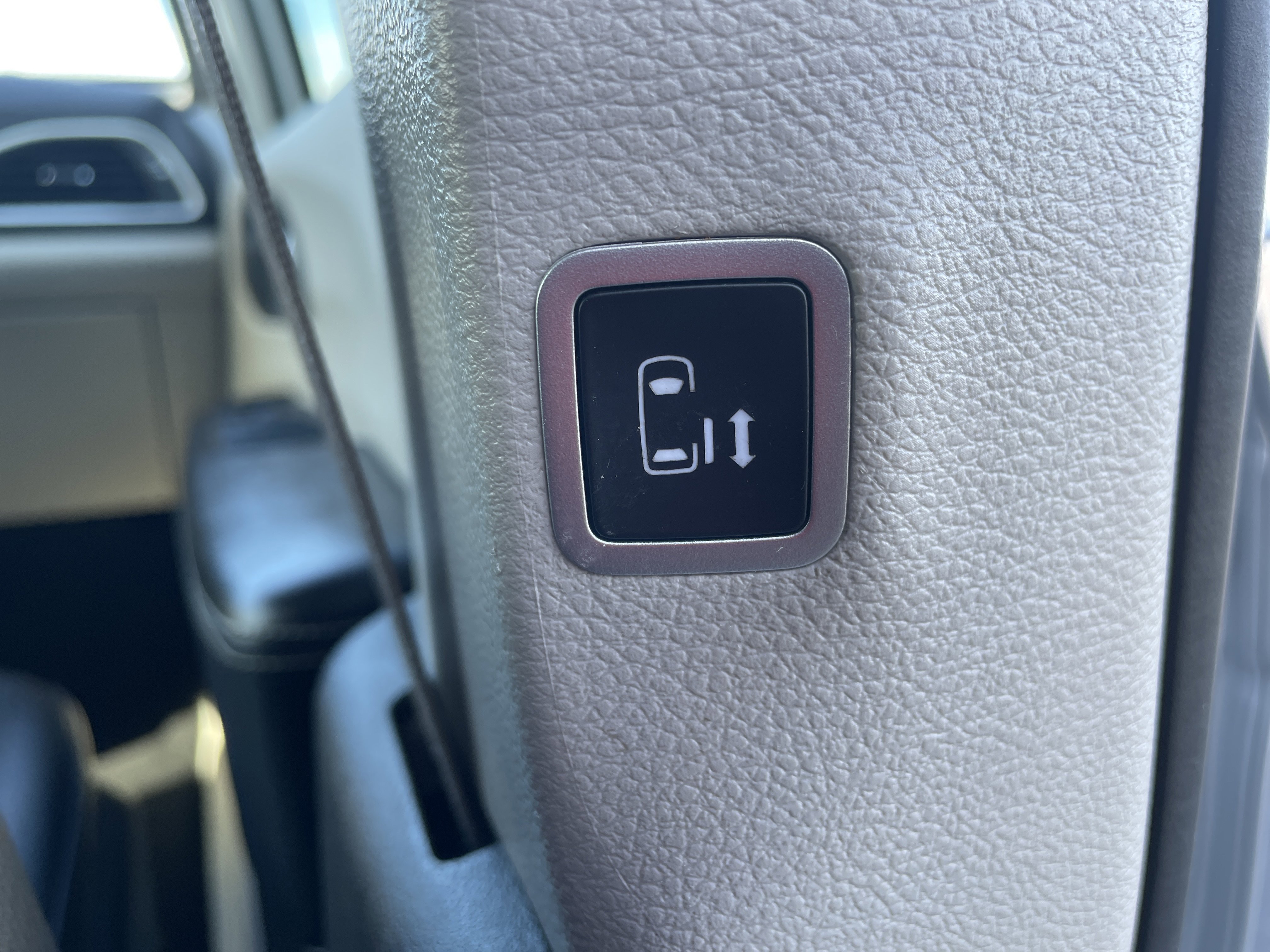 Used 2024 Chrysler Pacifica Touring-L image 28