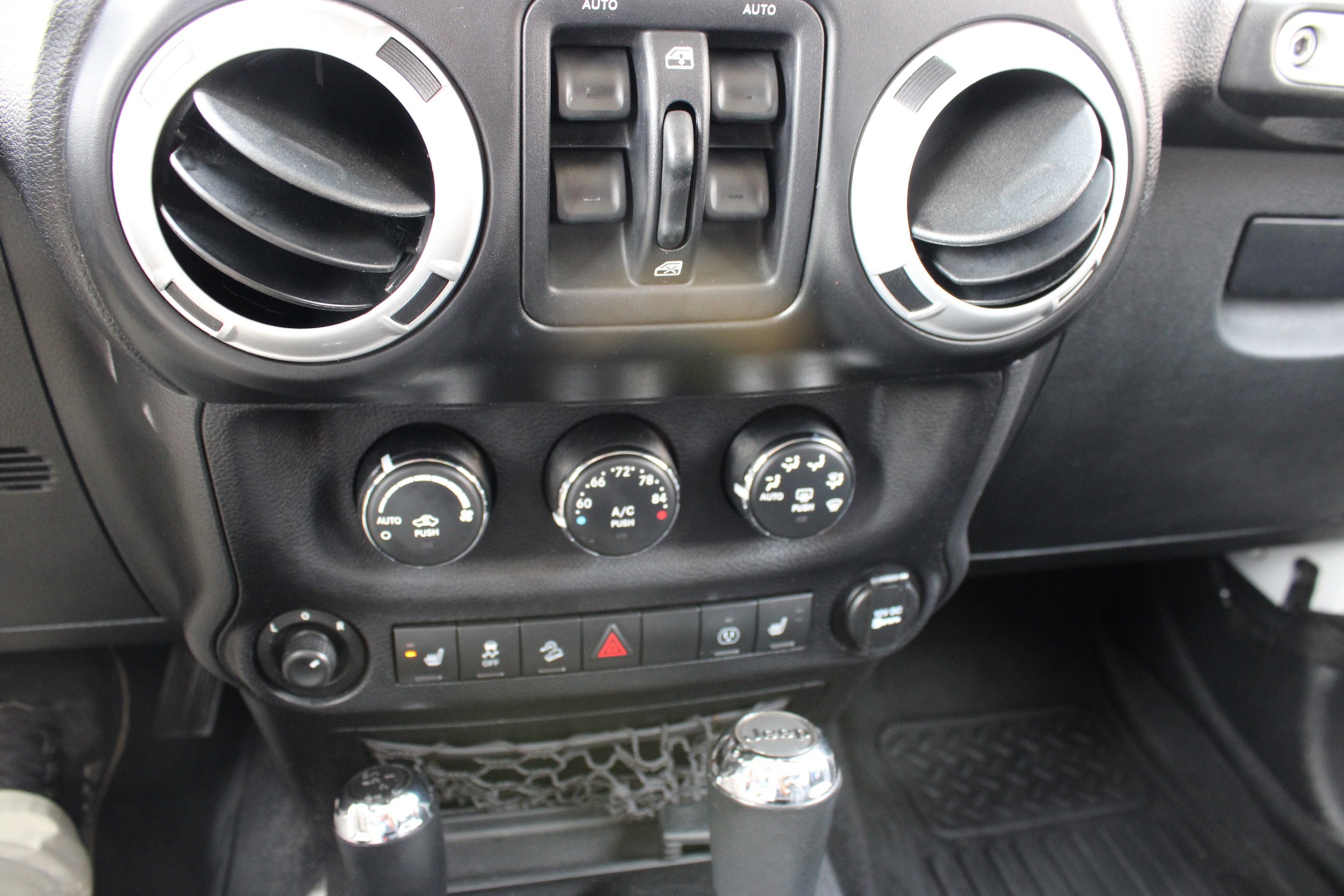 Used 2014 Jeep Wrangler Unlimited Rubicon w/ Connectivity Group AWD/4WD image 27