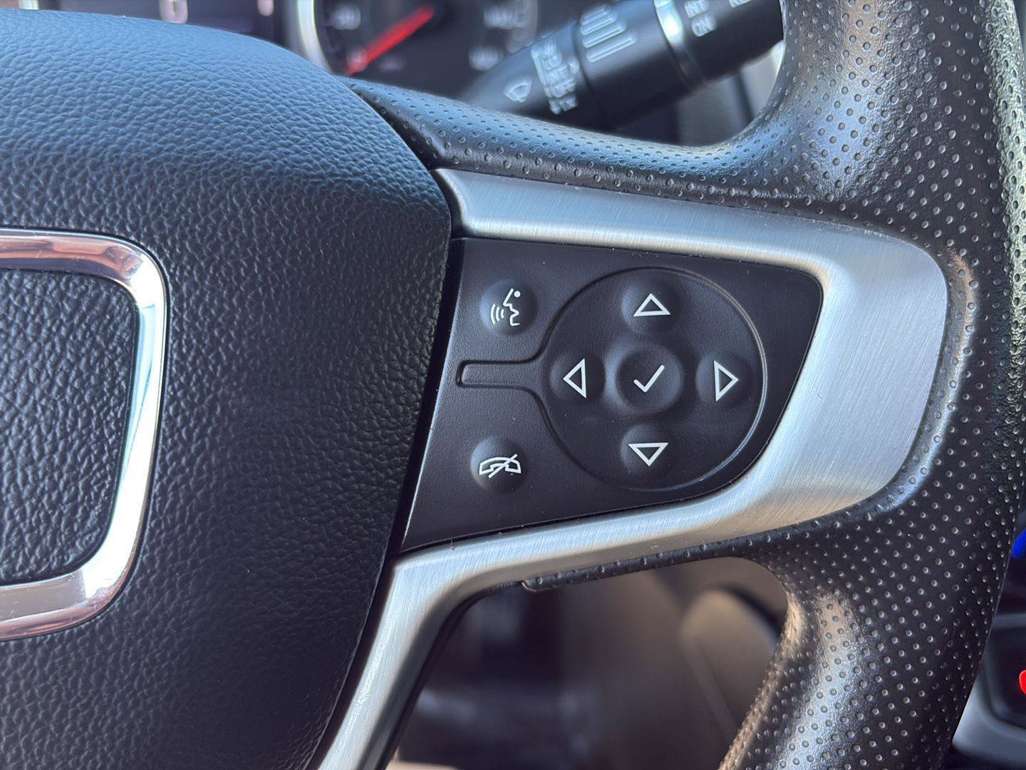 Used 2023 GMC Acadia SLE image 17