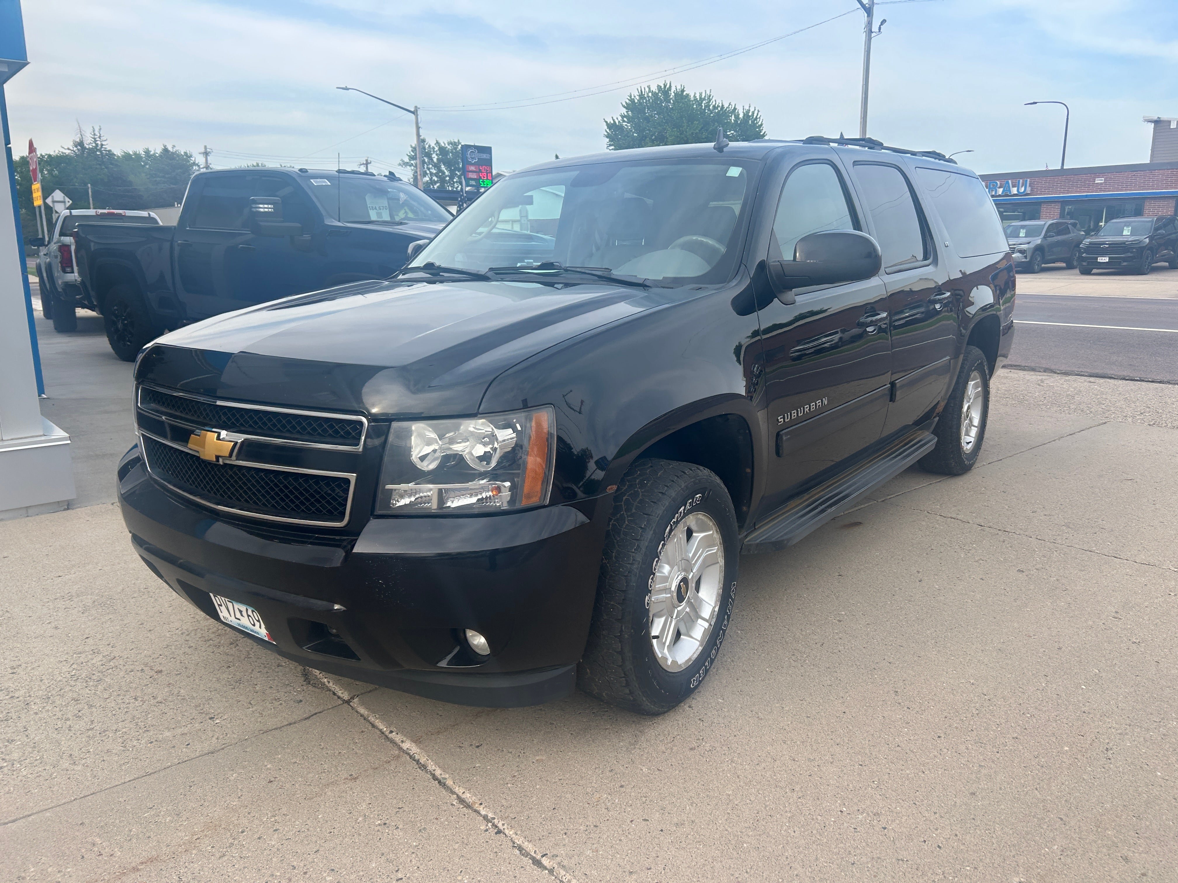 Used 2012 Chevrolet Suburban LT w/ Luxury Package AWD/4WD image 2