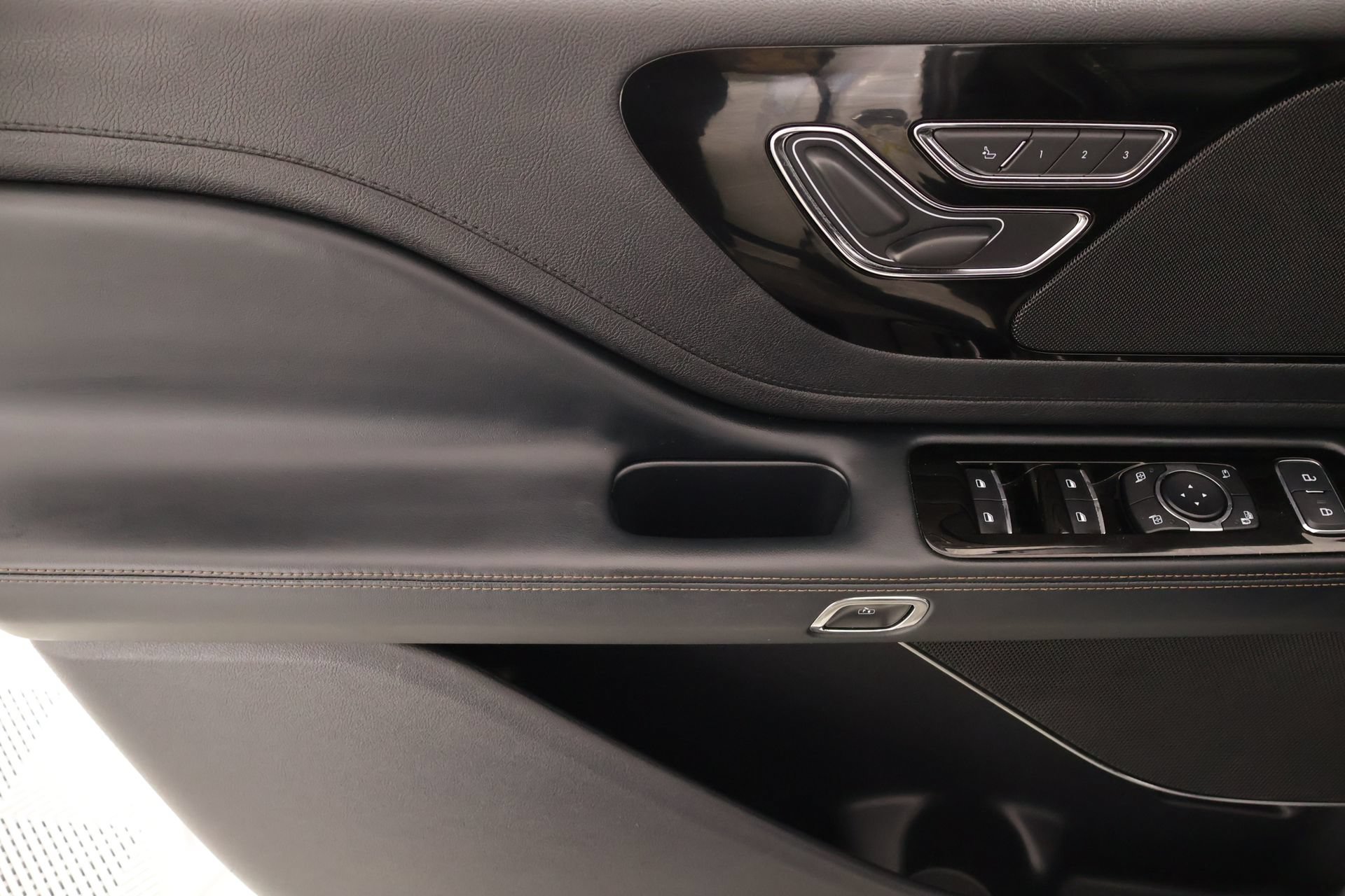 Used 2025 Lincoln Aviator AWD w/ Jet Appearance Package image 18