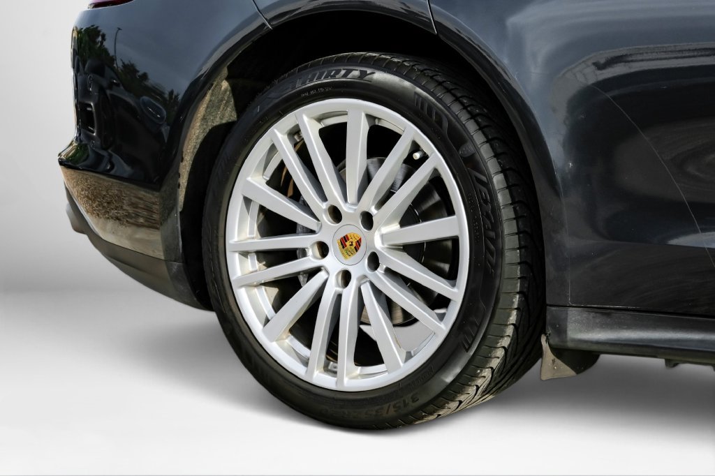 Used 2018 Porsche Panamera 4 AWD/4WD image 70