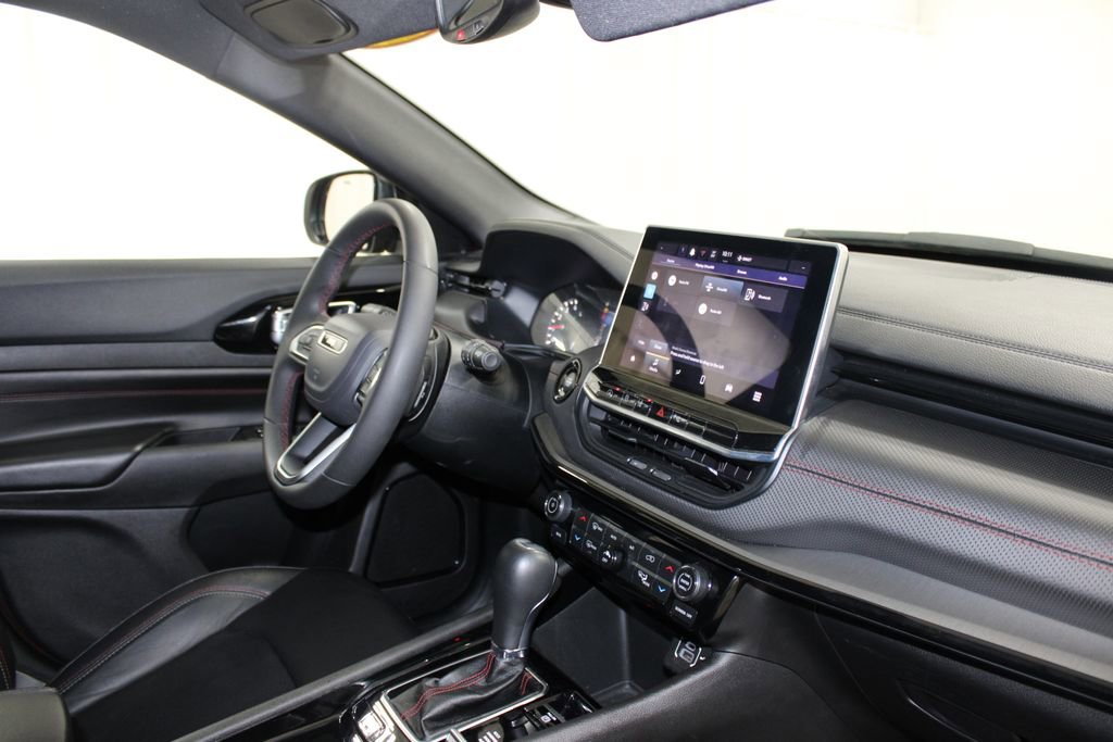 Used 2025 Jeep Compass Trailhawk AWD/4WD image 34