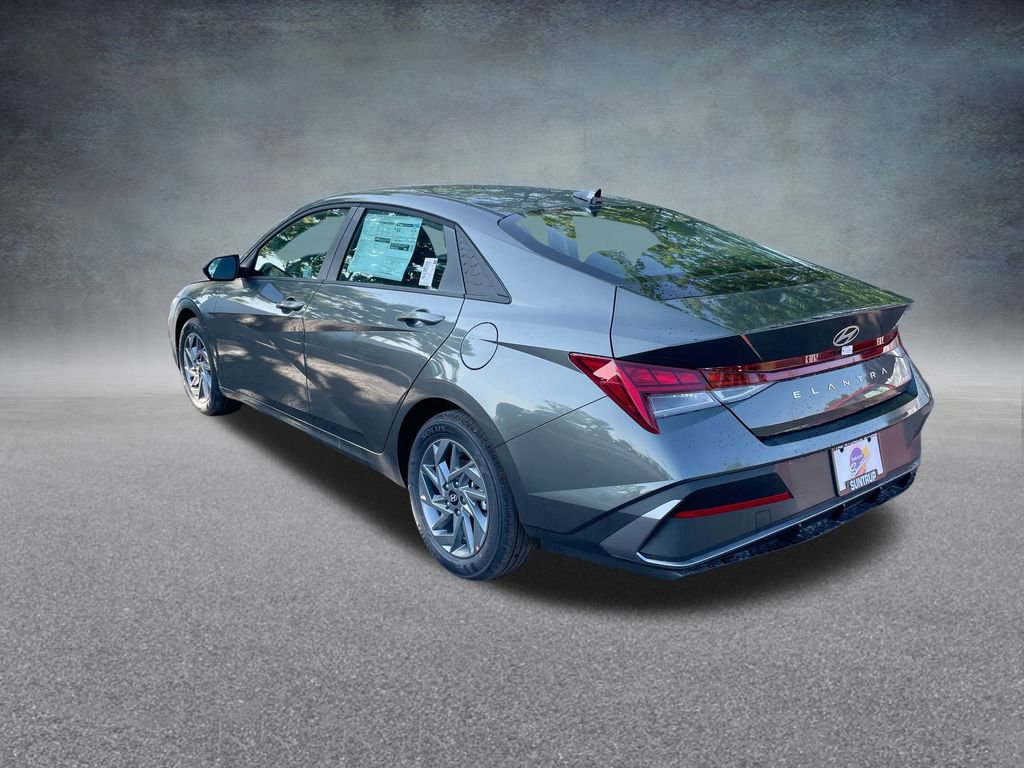 Used 2025 Hyundai Elantra Blue image 29