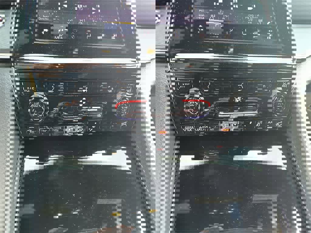 New 2025 Jeep Grand Cherokee Laredo X w/ Luxury Tech Group I image 18