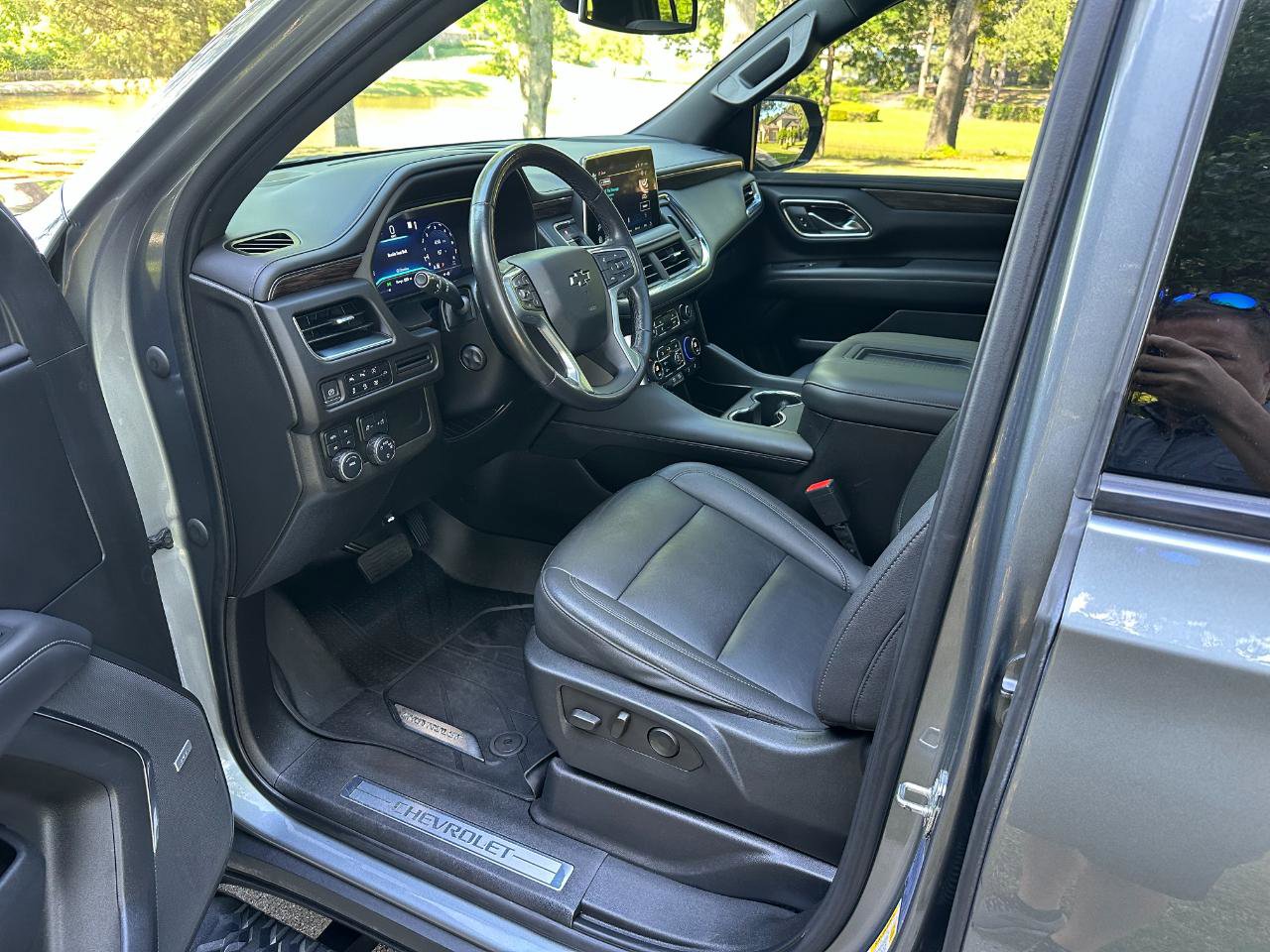 Used 2022 Chevrolet Suburban Z71 w/ Luxury Package AWD/4WD image 11